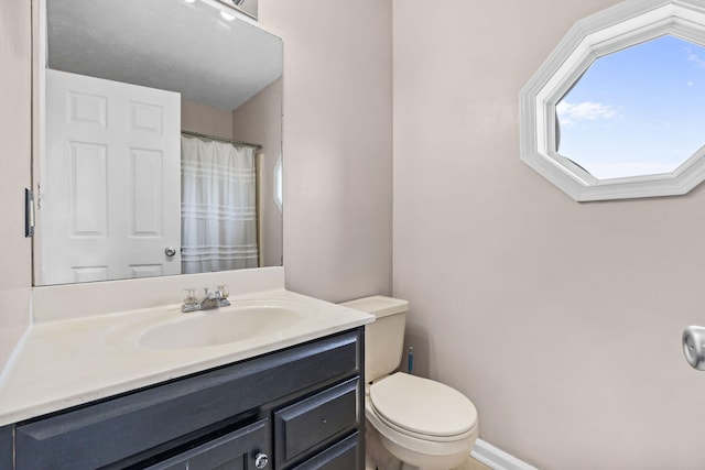 101 Bell Lawn Dr, Nicholasville, KY 40356 - full bath featuring toilet, vanity, baseboards, and a shower with shower curtain