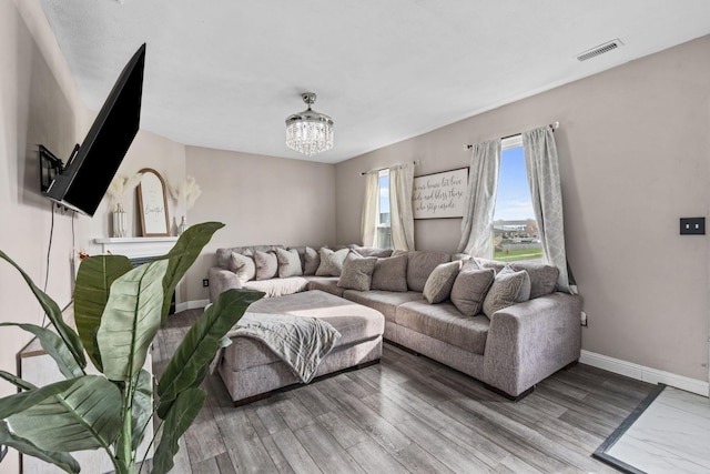 101 Bell Lawn Dr, Nicholasville, KY 40356 - living area with baseboards, visible vents, wood finished floors, and an inviting chandelier