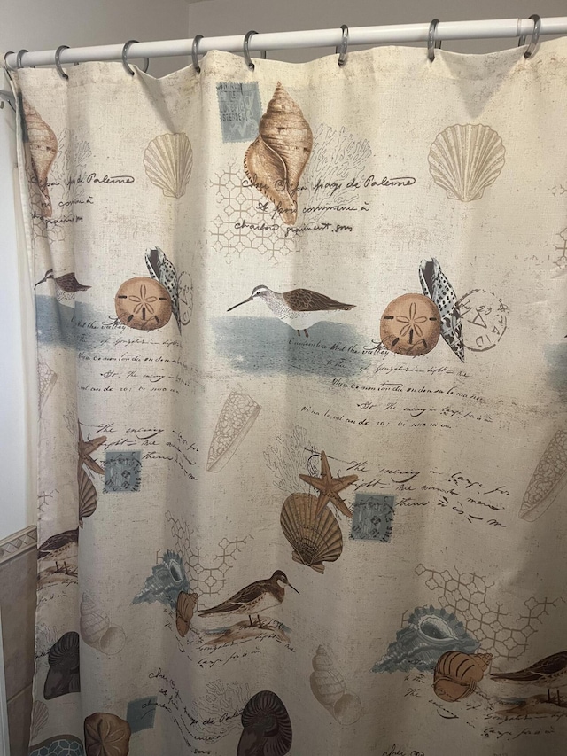 details with a shower with shower curtain