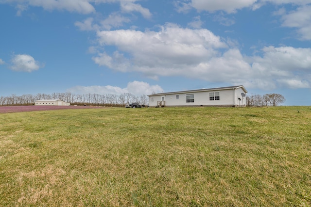 view of yard featuring a rural view