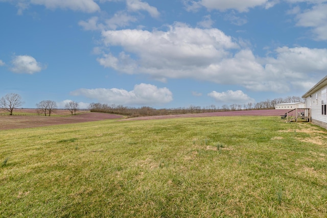 view of yard featuring a rural view