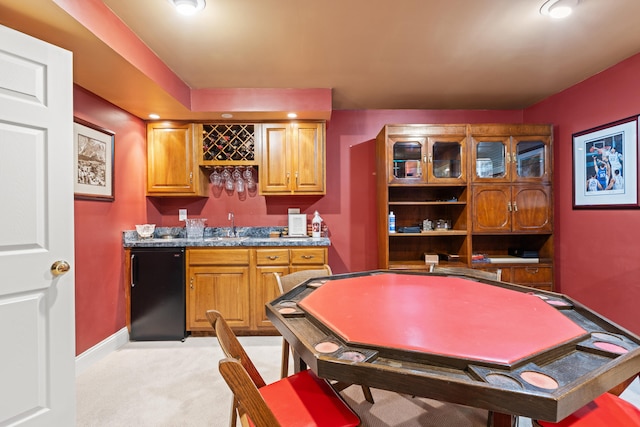 rec room with bar with sink, light carpet, recessed lighting, and baseboards
