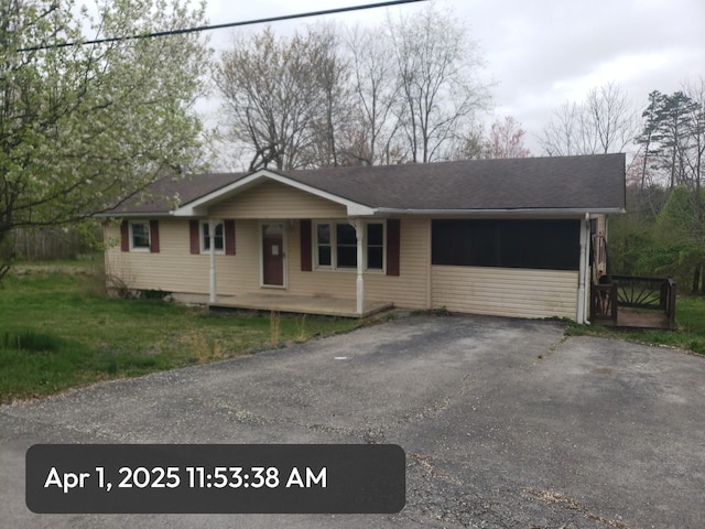 83 Riverside Loop, Lily, KY 40740 - ranch-style house with aphalt driveway, a porch, and a front yard