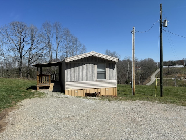 view of front of property featuring a front yard