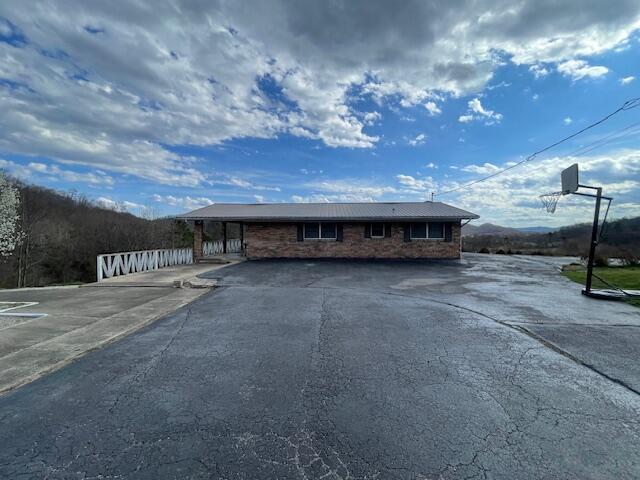 view of front of property with driveway