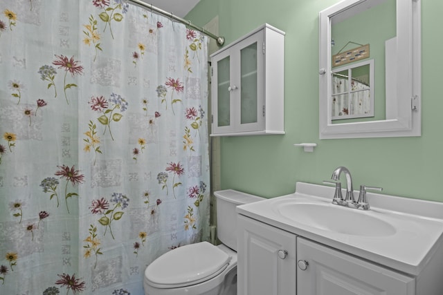 full bathroom with a shower with curtain, toilet, and vanity