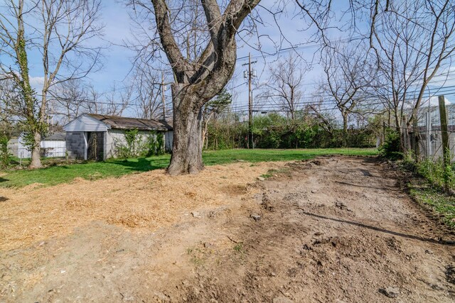 948 Meadow Ln, Lexington, KY 40505 - view of yard featuring an outbuilding