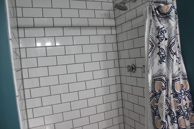 full bathroom featuring tiled shower