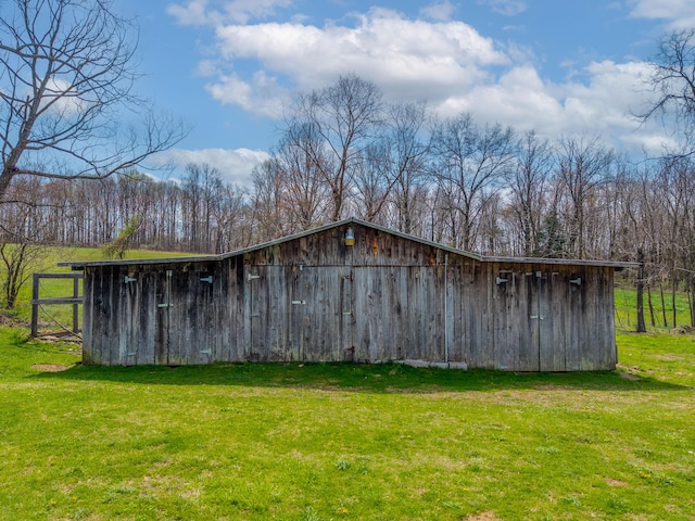 view of outdoor structure featuring an outbuilding