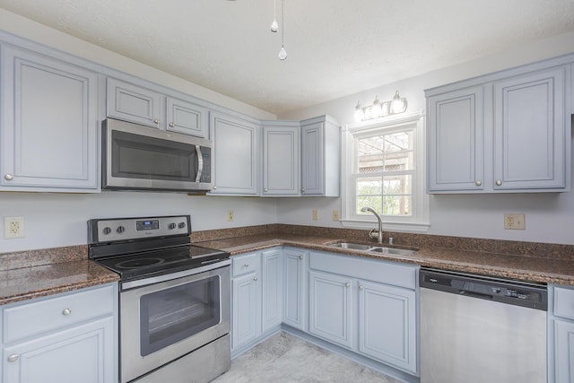 256 Sutton Ln, Lancaster, KY 40444 - kitchen with stainless steel appliances, a sink, and a textured ceiling