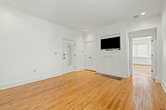 unfurnished living room featuring recessed lighting, ornamental molding, baseboards, light wood-style floors, and visible vents