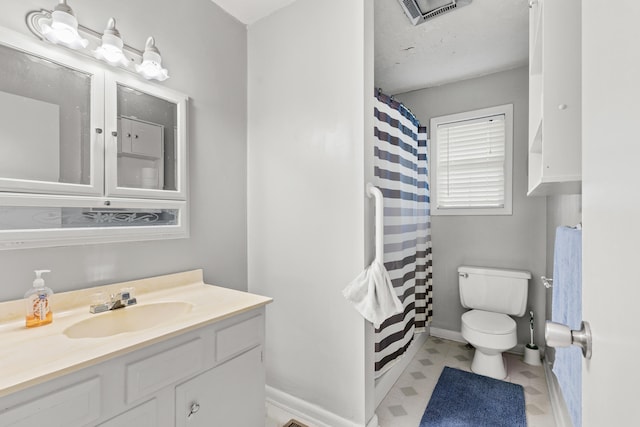 full bath featuring visible vents, baseboards, a shower with curtain, toilet, and vanity