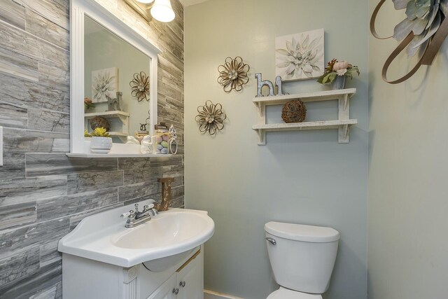 264 Houston Ave, Paris, KY 40361 - half bathroom featuring backsplash, toilet, and vanity