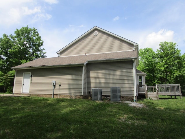 596 Overlook Dr, Lancaster, KY 40444 - back of house featuring a deck, central AC unit, and a yard