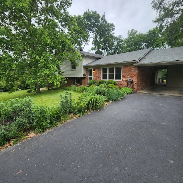 198 Hiawatha Trl, Georgetown, KY 40324 - split level home featuring brick siding, a carport, driveway, and a front lawn