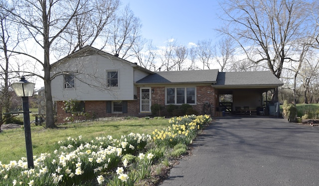 198 Hiawatha Trl, Georgetown, KY 40324 - tri-level home with asphalt driveway, brick siding, a carport, and a front lawn