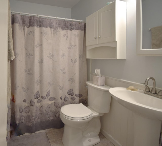 198 Hiawatha Trl, Georgetown, KY 40324 - bathroom with toilet, tile patterned floors, curtained shower, and a sink