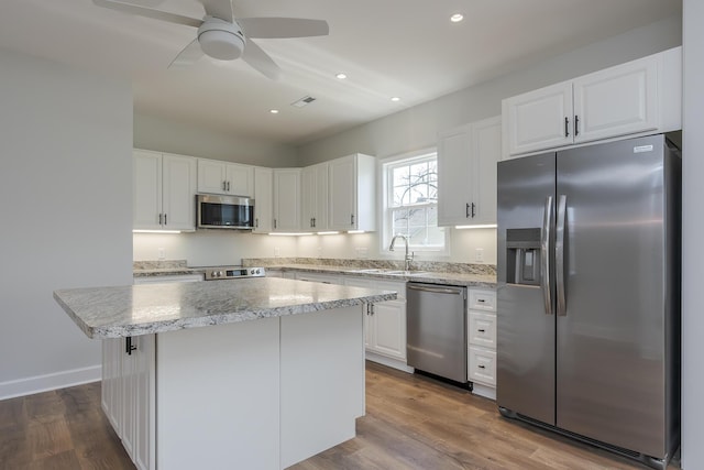 kitchen featuring a sink, ceiling fan, appliances with stainless steel finishes, visible vents, and recessed lighting