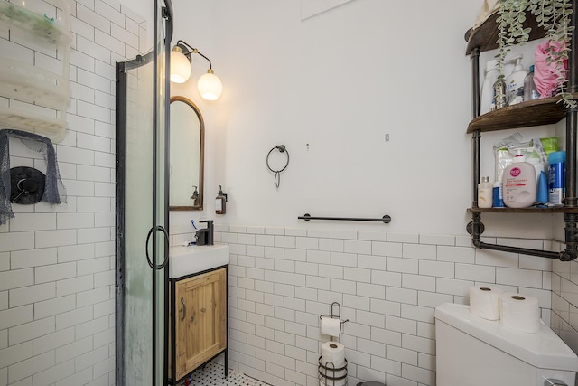 full bath with vanity, washer / dryer, toilet, wainscoting, and tile walls