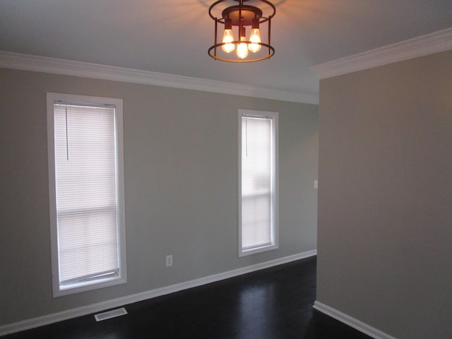 unfurnished room featuring baseboards, ornamental molding, a chandelier, and visible vents