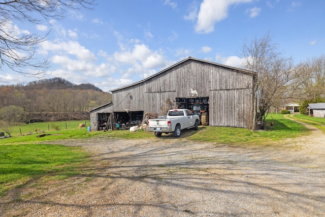 5245 US-68 W, Gravel Switch, KY 40328 - view of pole building featuring dirt driveway and a yard