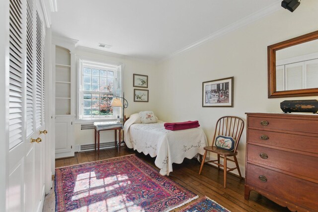 216 Ridgeway Rd, Lexington, KY 40502 - bedroom with crown molding, radiator heating unit, visible vents, and hardwood / wood-style flooring