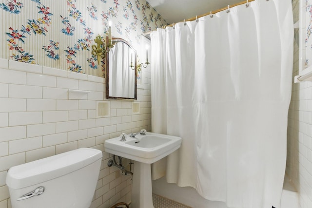 216 Ridgeway Rd, Lexington, KY 40502 - bathroom featuring toilet, tile walls, a shower with shower curtain, and wallpapered walls
