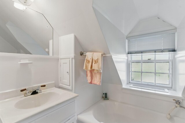 216 Ridgeway Rd, Lexington, KY 40502 - full bath featuring a tub, vanity, and vaulted ceiling