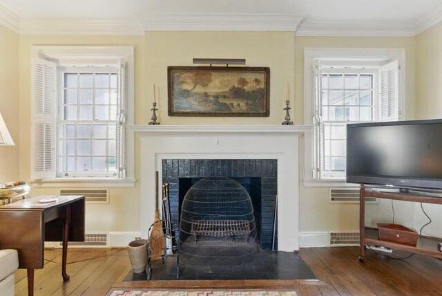 216 Ridgeway Rd, Lexington, KY 40502 - living room with baseboards, crown molding, a fireplace with flush hearth, visible vents, and hardwood / wood-style floors