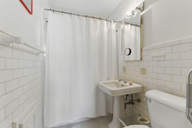 216 Ridgeway Rd, Lexington, KY 40502 - full bathroom featuring toilet, shower / bathtub combination with curtain, and tile walls