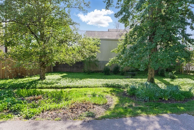 216 Ridgeway Rd, Lexington, KY 40502 - view of yard with fence