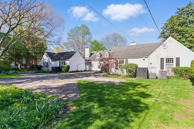 216 Ridgeway Rd, Lexington, KY 40502 - view of front facade featuring a chimney and a front lawn