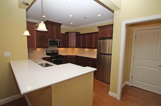 kitchen featuring stainless steel appliances, visible vents, a sink, and backsplash