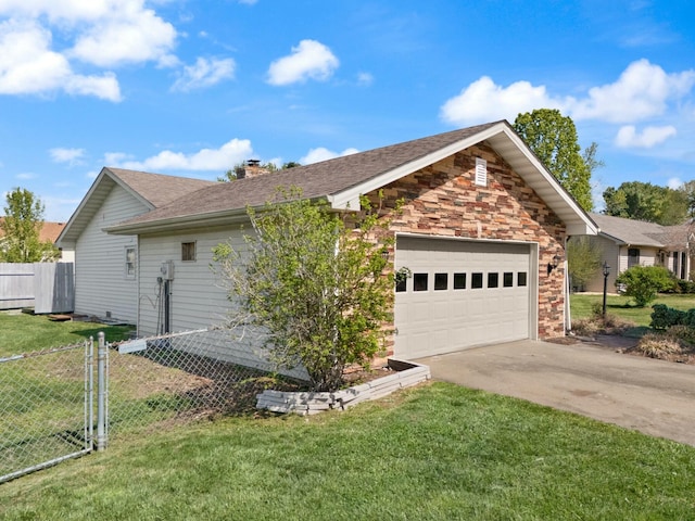 1124 Heartland Dr, Somerset, KY 42503 - ranch-style house with driveway, a front yard, fence, and a garage