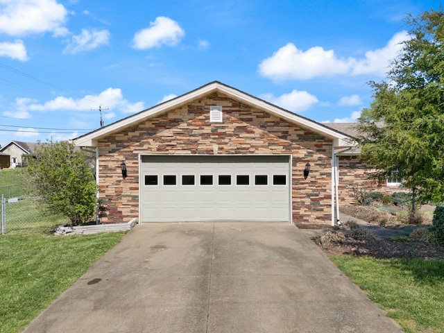 1124 Heartland Dr, Somerset, KY 42503 - view of front of home featuring a front lawn, fence, stone siding, and driveway