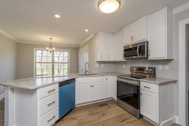 kitchen featuring a notable chandelier, a sink, appliances with stainless steel finishes, light wood-style floors, and a peninsula