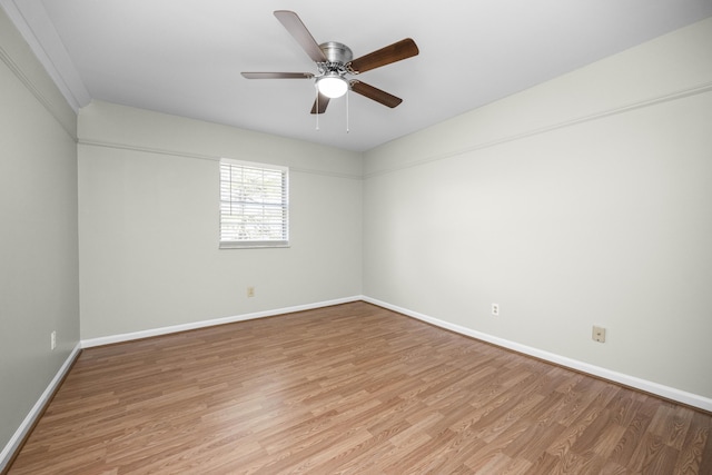 unfurnished room featuring light wood finished floors, baseboards, and a ceiling fan