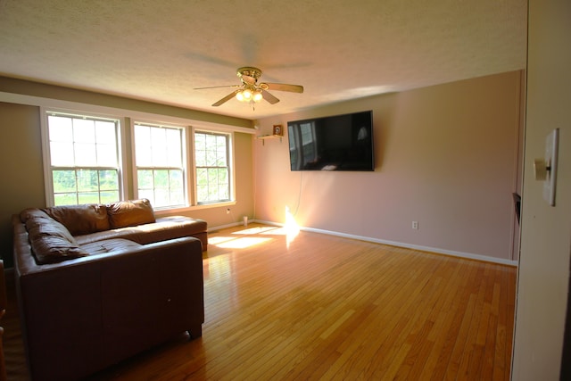 312 Springhurst Dr, Berea, KY 40403 - living area featuring light wood-style floors, baseboards, and ceiling fan