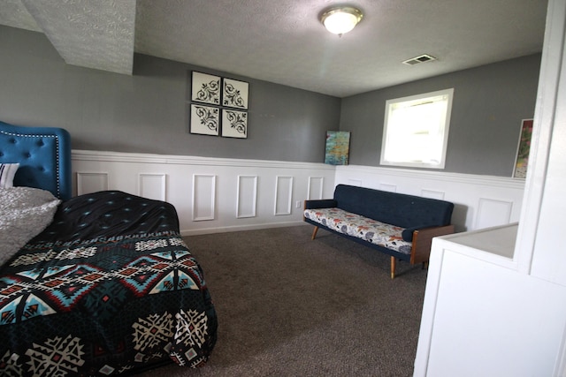 312 Springhurst Dr, Berea, KY 40403 - bedroom featuring a wainscoted wall, carpet, a textured ceiling, and visible vents