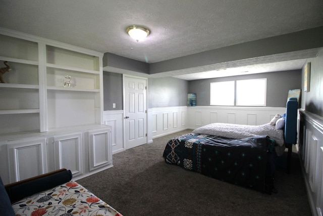 312 Springhurst Dr, Berea, KY 40403 - bedroom featuring carpet floors, a textured ceiling, wainscoting, and a decorative wall