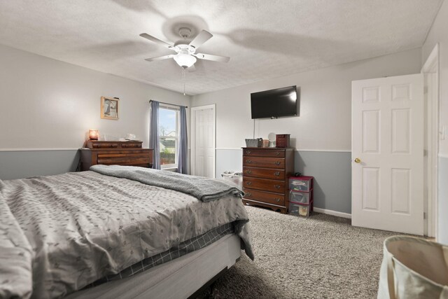 bedroom featuring carpet flooring, a ceiling fan, baseboards, and a closet