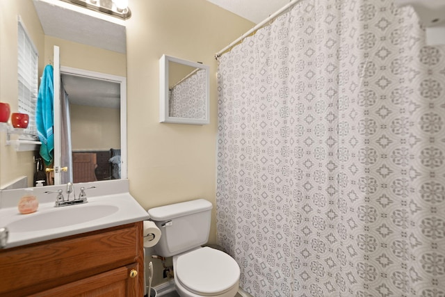 full bath featuring vanity, toilet, and a shower with shower curtain