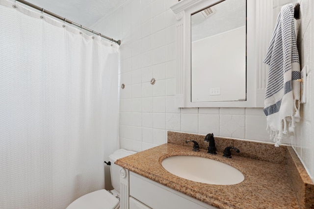 124 Clays Ferry Dr, Richmond, KY 40475 - full bath featuring toilet, a shower with curtain, tile walls, tasteful backsplash, and vanity