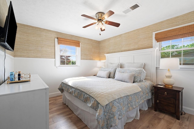 124 Clays Ferry Dr, Richmond, KY 40475 - bedroom featuring baseboards, multiple windows, visible vents, and wallpapered walls