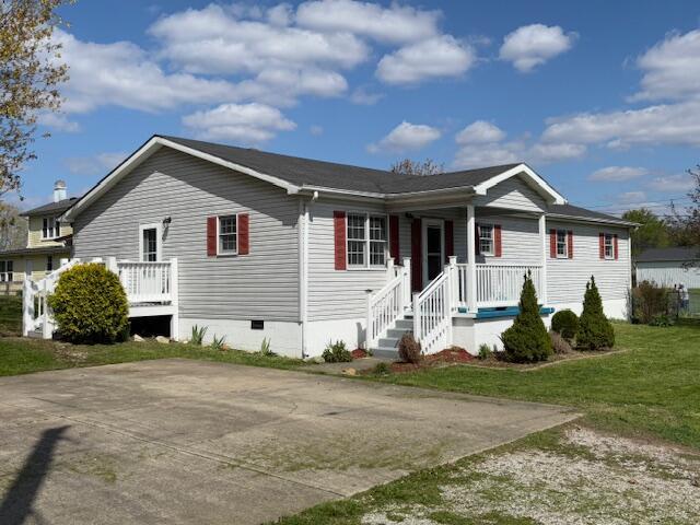 view of front of home featuring a porch, crawl space, and a front lawn