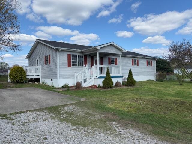 view of front facade featuring a front yard and covered porch
