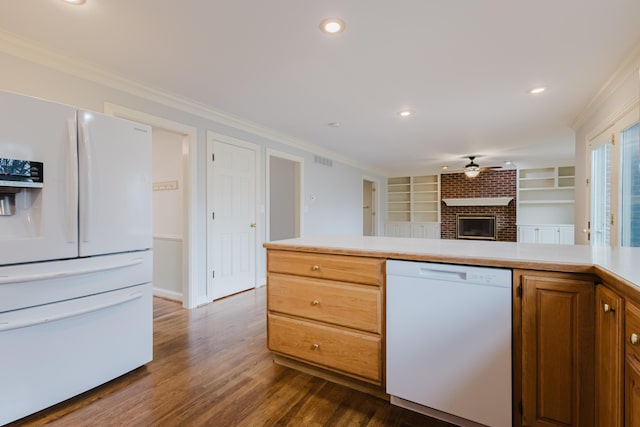 kitchen featuring visible vents, ceiling fan, ornamental molding, dark wood finished floors, and white appliances