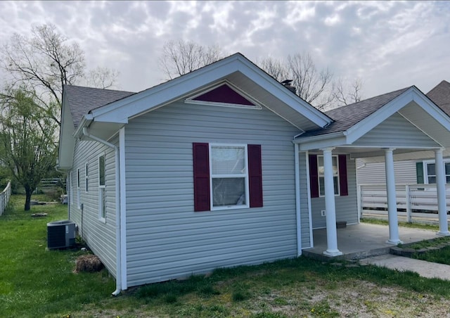 115 Georgia St, Winchester, KY 40391 - view of front facade featuring roof with shingles, central AC unit, and a front lawn