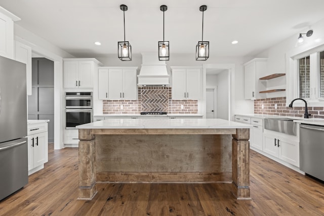 215 Berkley Hall Dr, Berea, KY 40403 - kitchen featuring stainless steel appliances, decorative backsplash, a sink, white cabinets, and recessed lighting