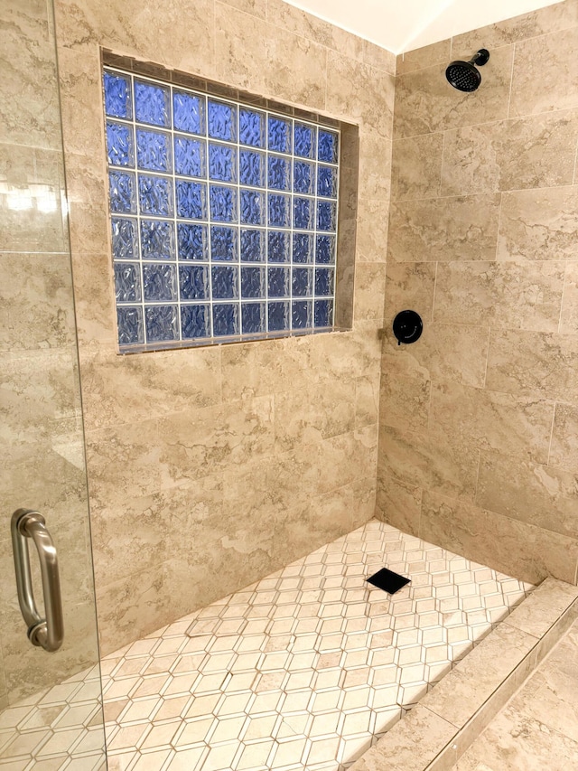 bathroom featuring a tile shower